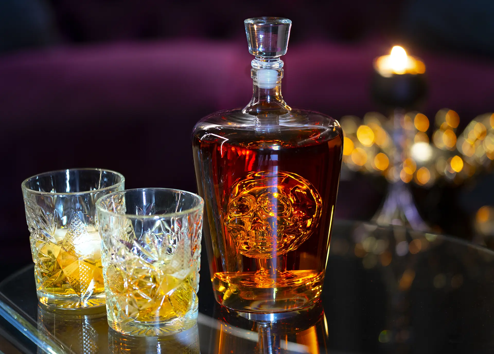 Alkoholio butelis ir dvi stiklinės striptizo bare